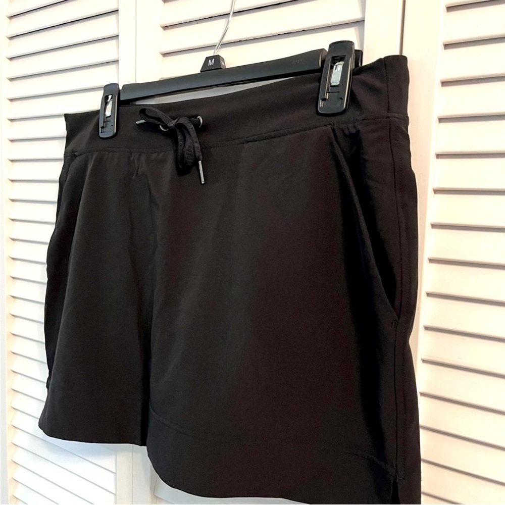 GAIAM BLACK SKORT SIZE LARGE EUC
SALE PRICE DISCOUNTED SHIPPING - Picture 4 of 4